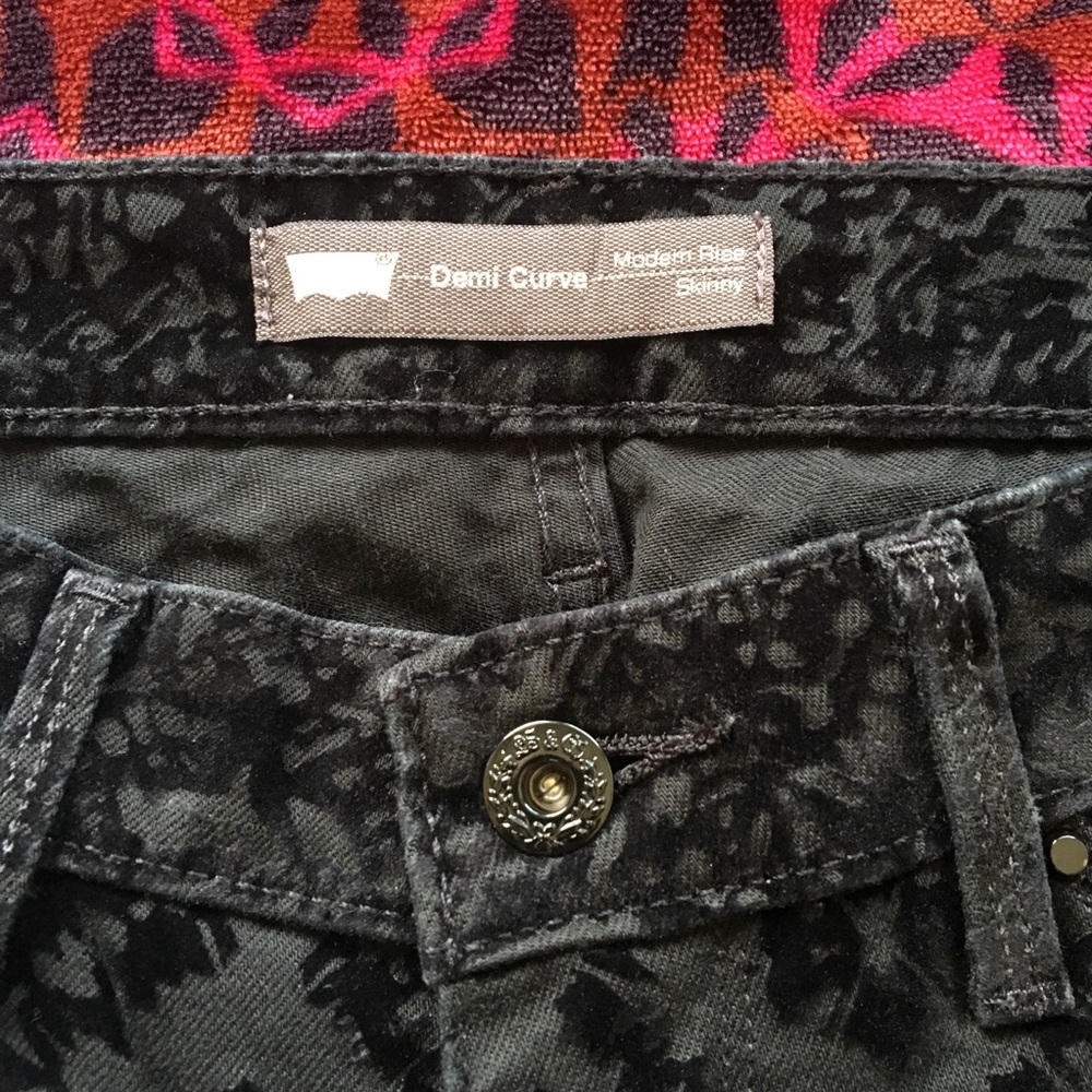 Velvet Patterned Levi’s - Picture 3 of 8